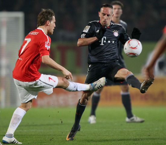 勇士稳居前 勇士稳居前